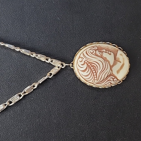 Jewelry - Vintage Style Plastic Cameo Pendant Necklace Oval Lady Profile Silver Tone Chain